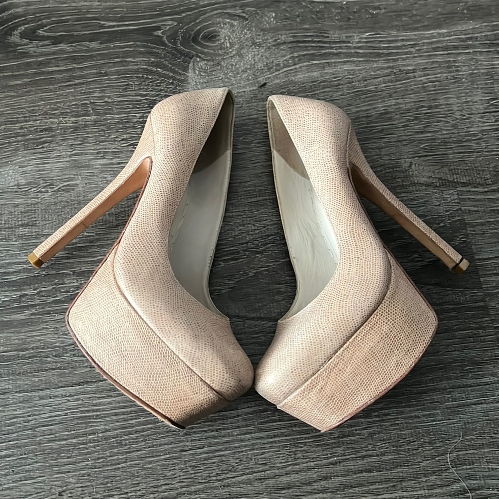Alice and Olivia platform pumps in nude size 36